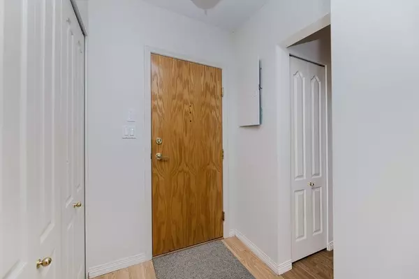 Sechelt, BC V0N 3A6,5780 Trail AVE #302