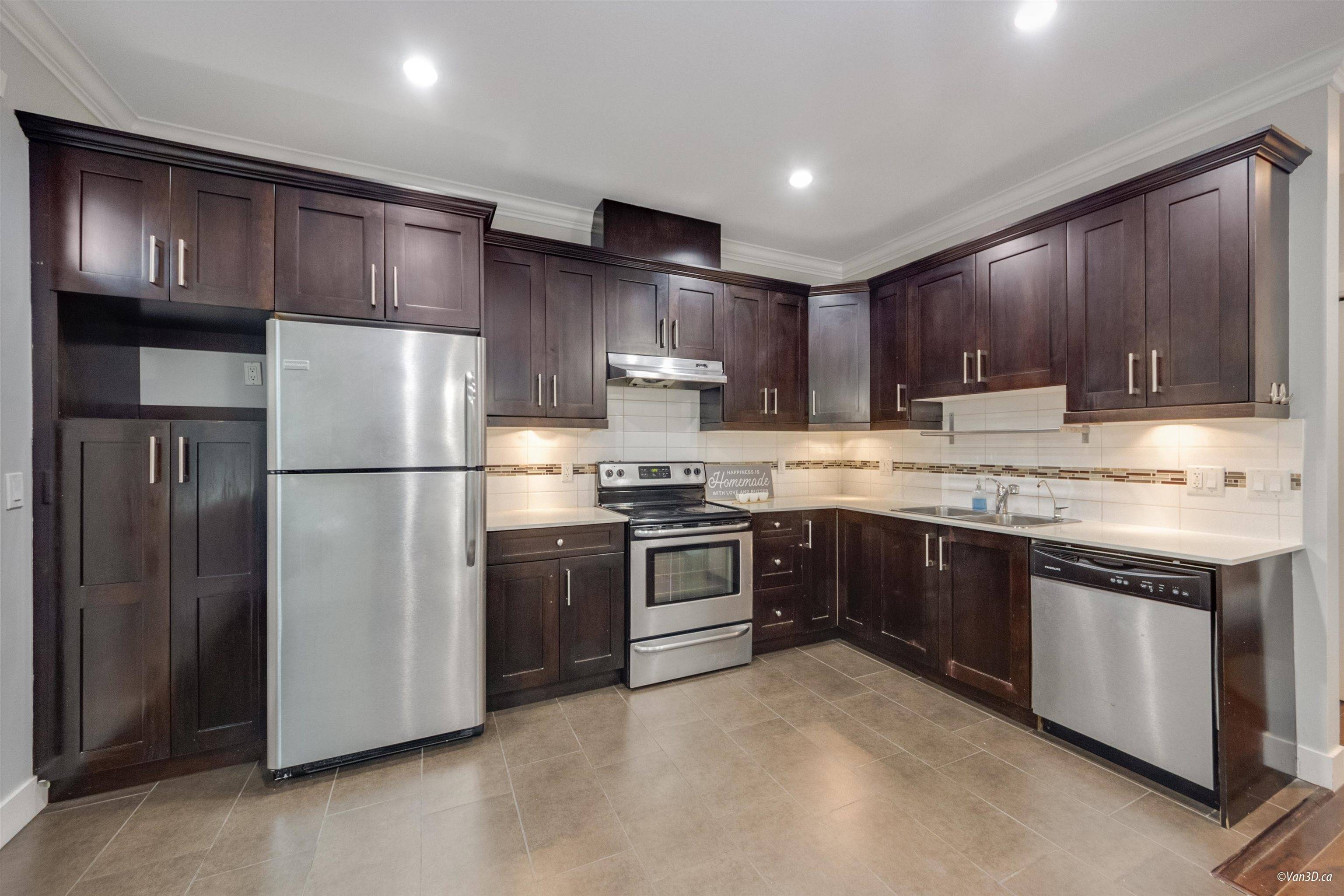 Surrey, BC V3R 7C6,15399 Guildford DR #40