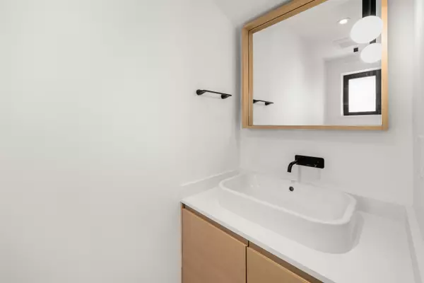 Vancouver, BC V5Z 2H1,520 W 28th AVE #17