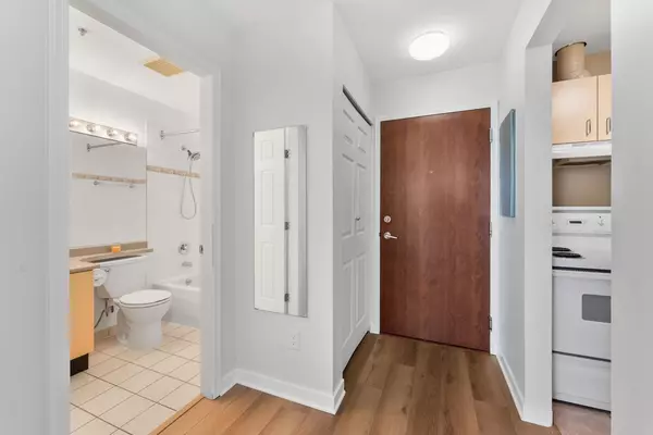 Vancouver, BC V6Z 1P5,1010 Howe ST #1012