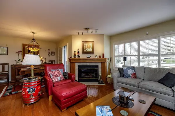 North Vancouver, BC V7M 1T7,261 W 16th ST #2