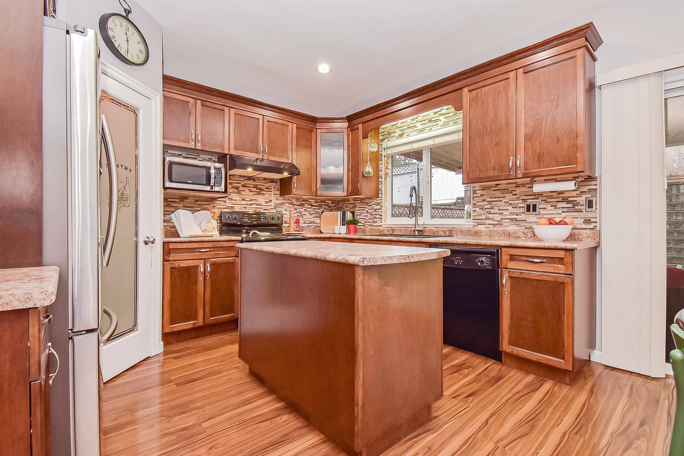 16594 59a ST Surrey, BC V3S 4N9