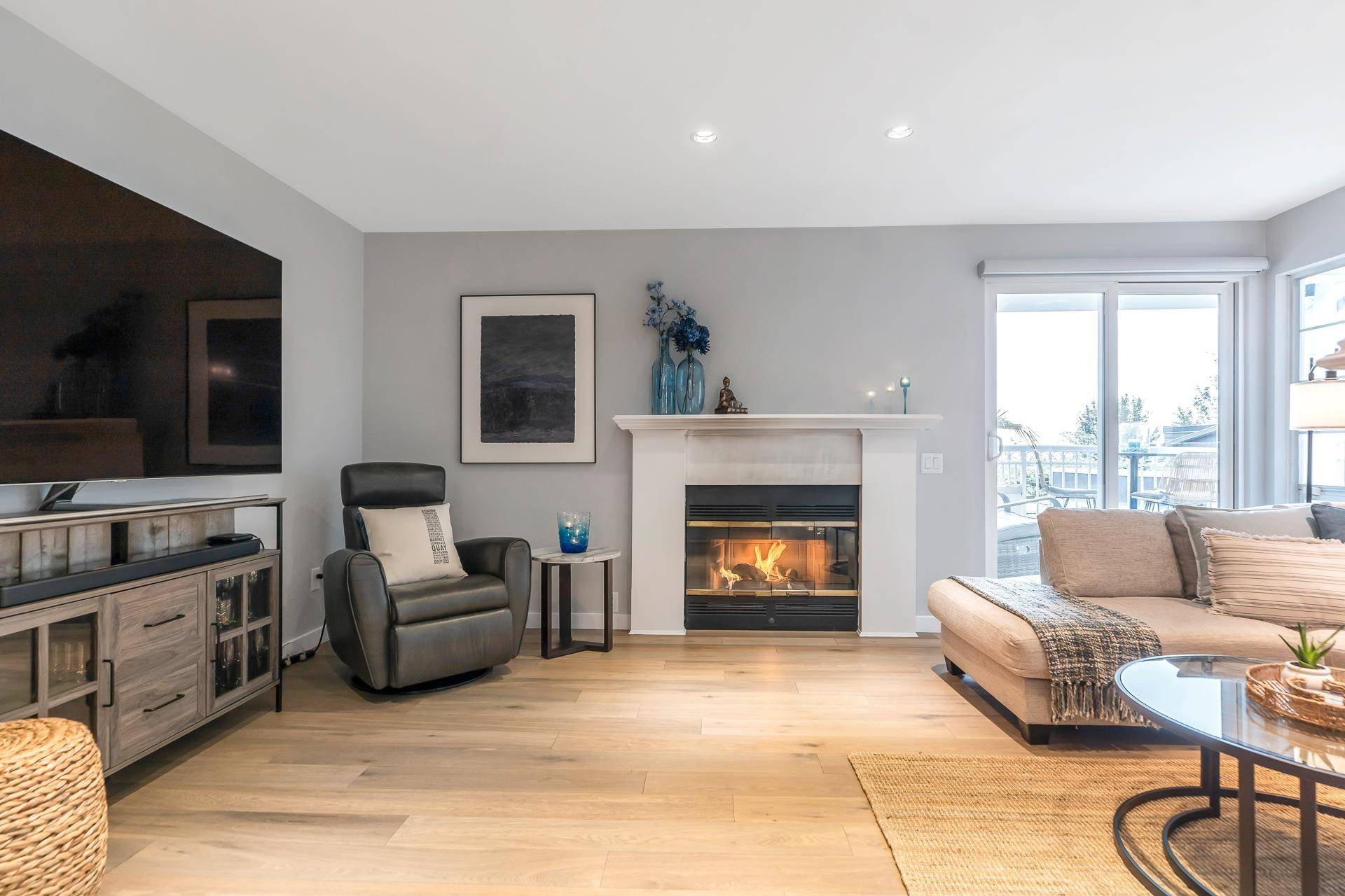 2440 Haywood AVE #203, West Vancouver, BC V7V 1Y1