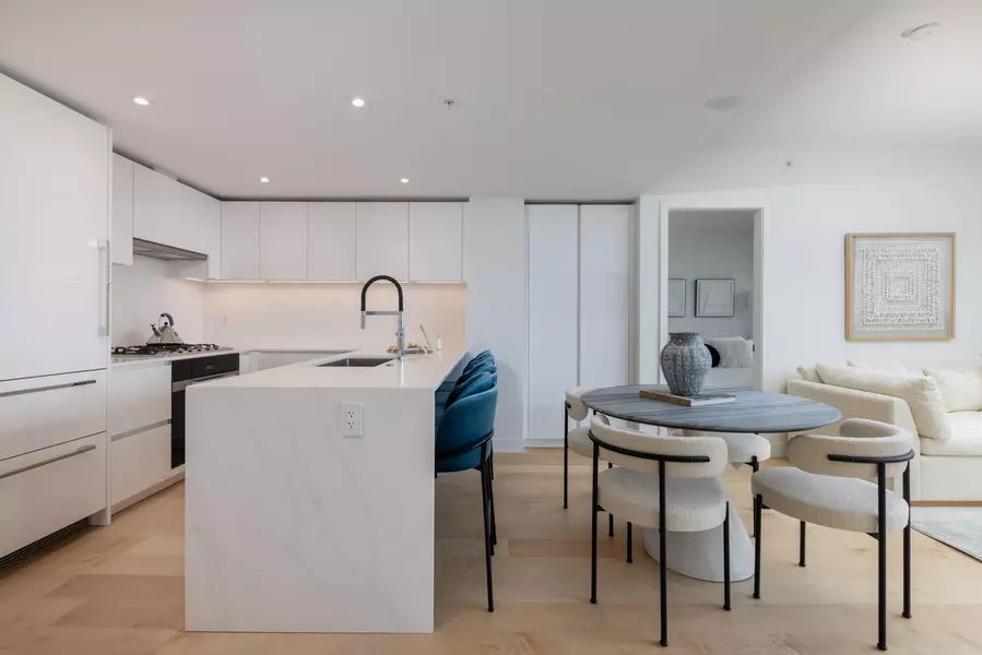 135 E 13th ST #901, North Vancouver, BC V7L 0J8