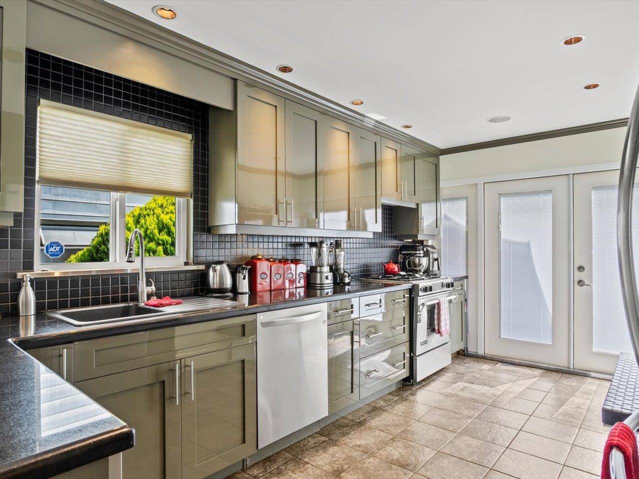 2205 Mcgill ST Vancouver, BC V5L 1C3