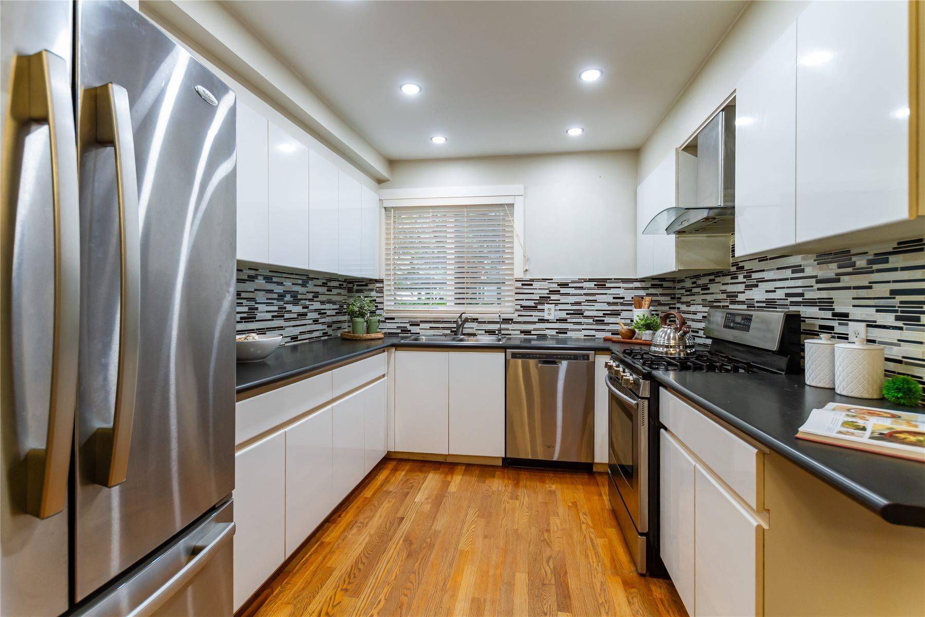 2072 Springer AVE Burnaby, BC V5B 3M5