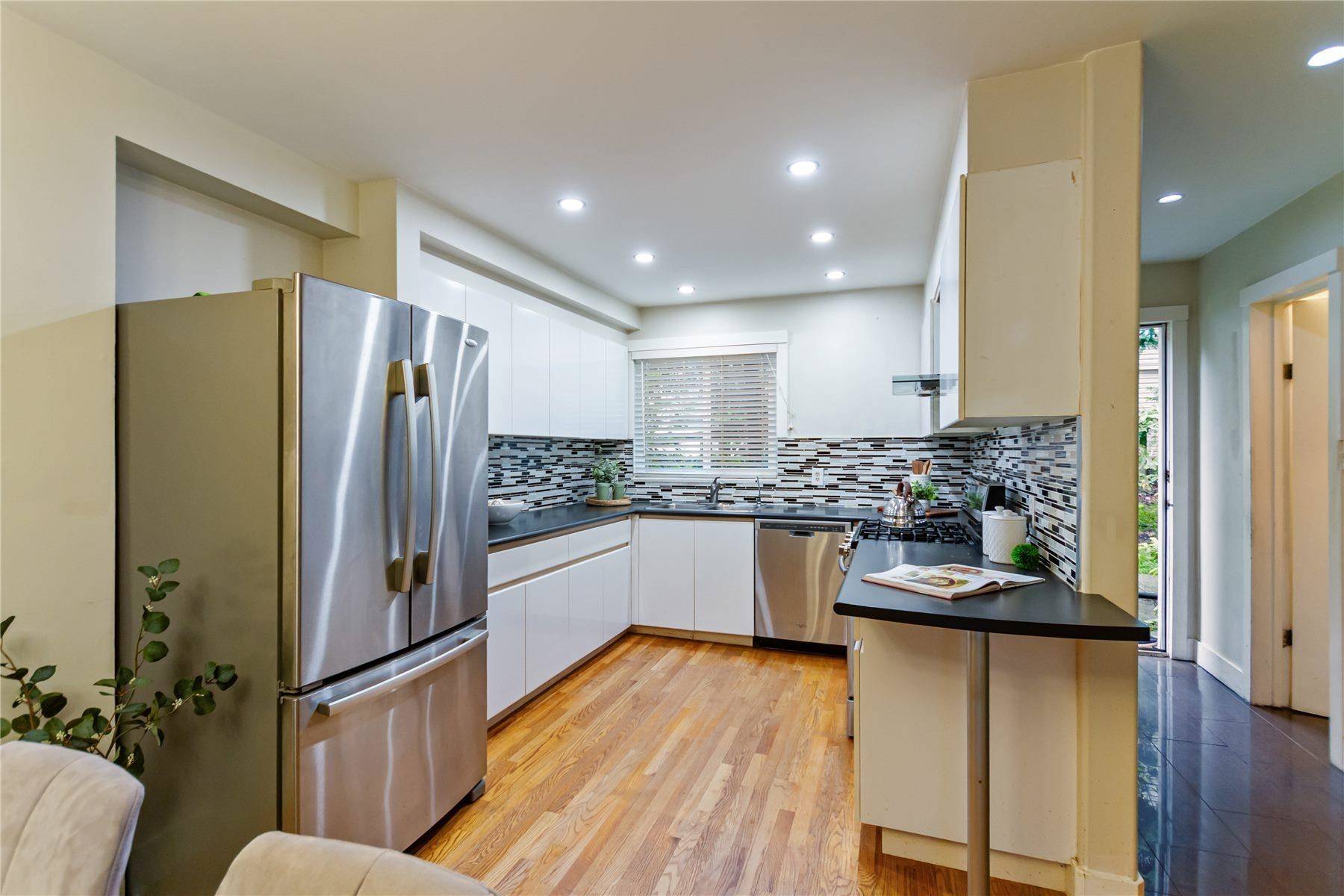 2072 Springer AVE Burnaby, BC V5B 3M5