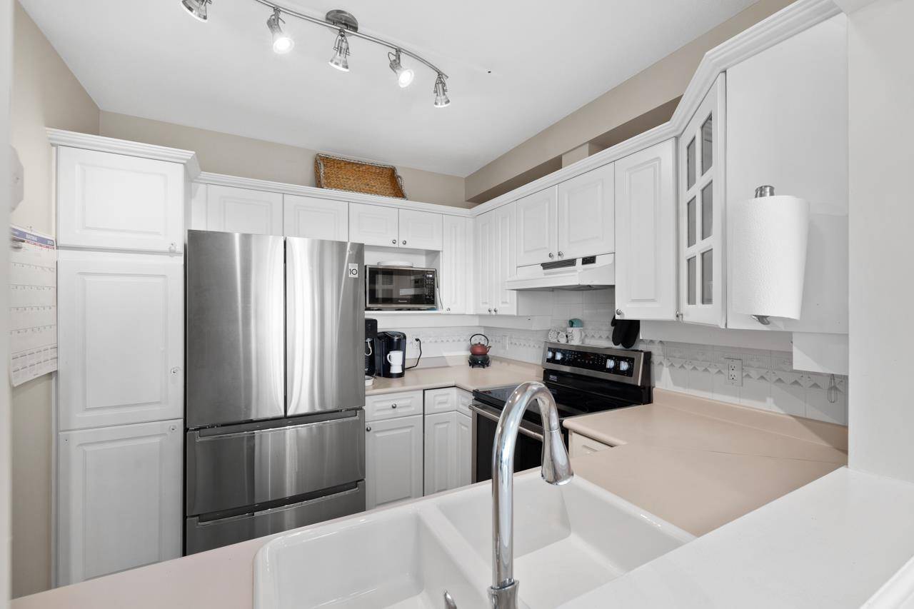 140 E 14th ST #903 North Vancouver, BC V7L 2N3