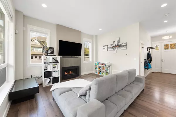 23833 110 AVE, Maple Ridge, BC V2W 1Z8