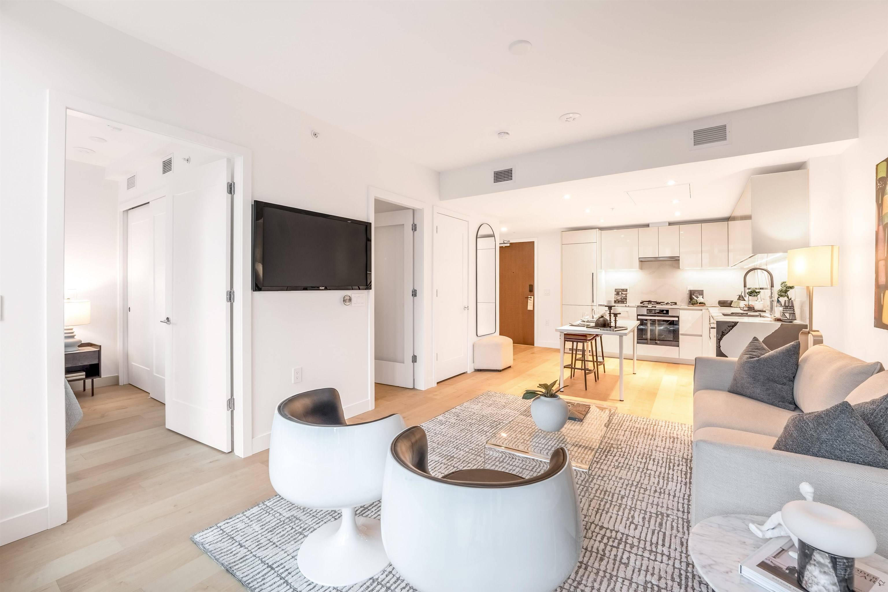 135 E 13th ST #514, North Vancouver, BC V7L 0J8
