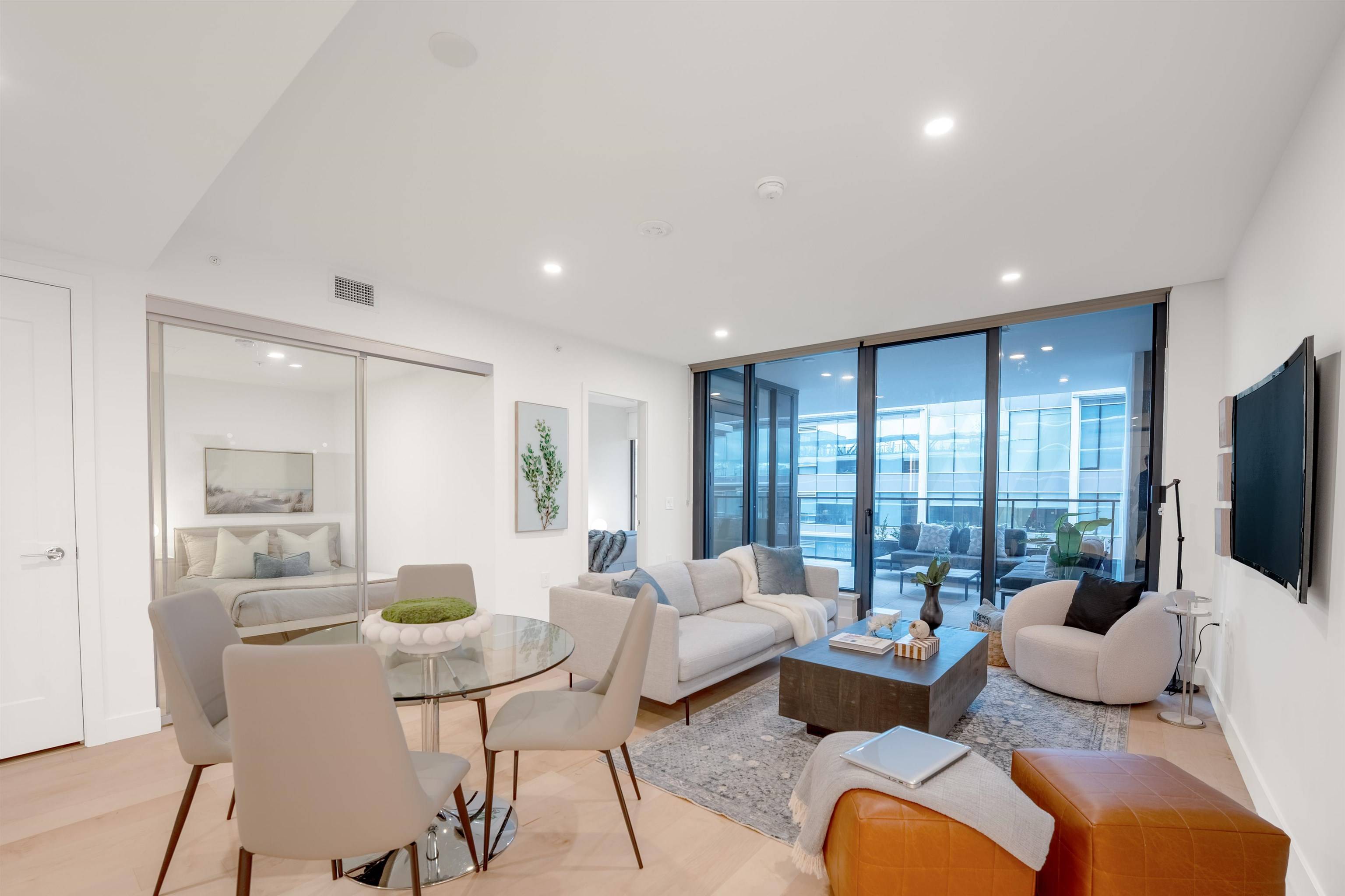 135 E 13th ST #515, North Vancouver, BC V7L 0J8
