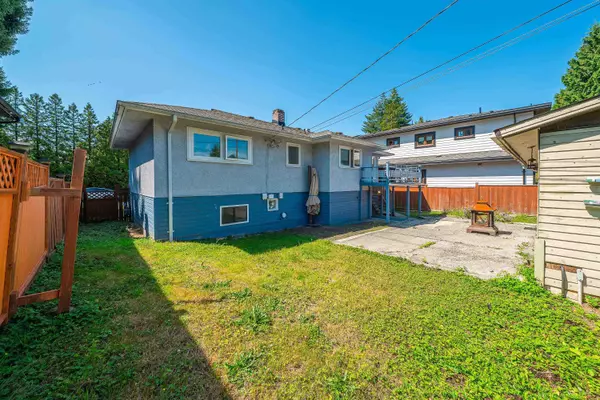 North Vancouver, BC V7N 2G2,432 W 25th ST