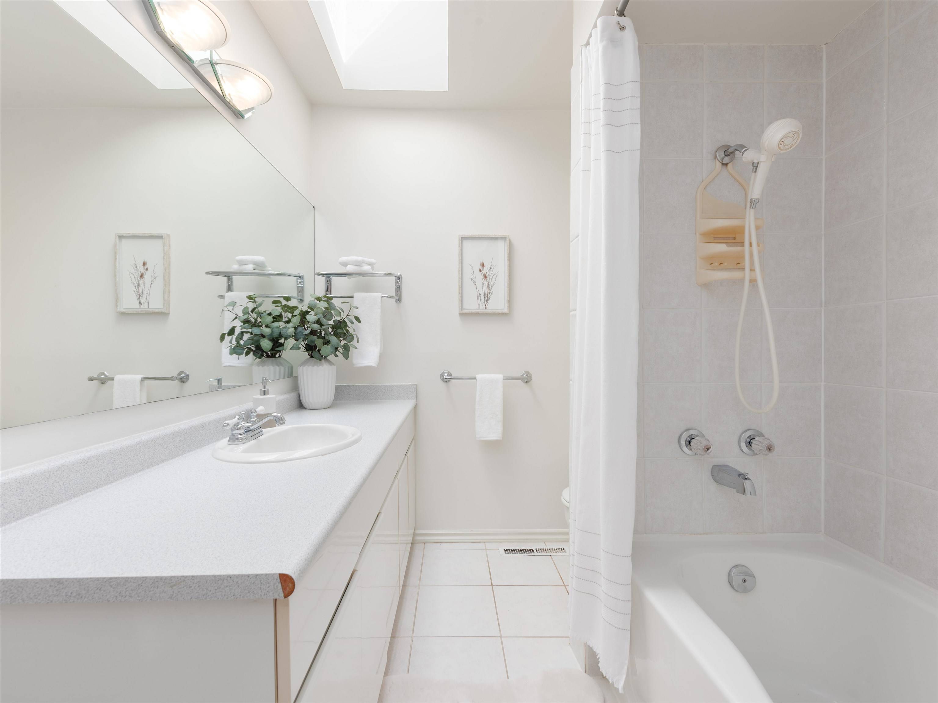 668 Westhyde PL North Vancouver, BC V7N 2Y4
