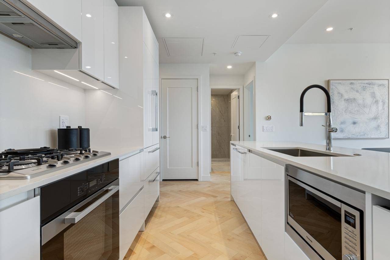135 E 13th ST #1704 North Vancouver, BC V7L 0J8