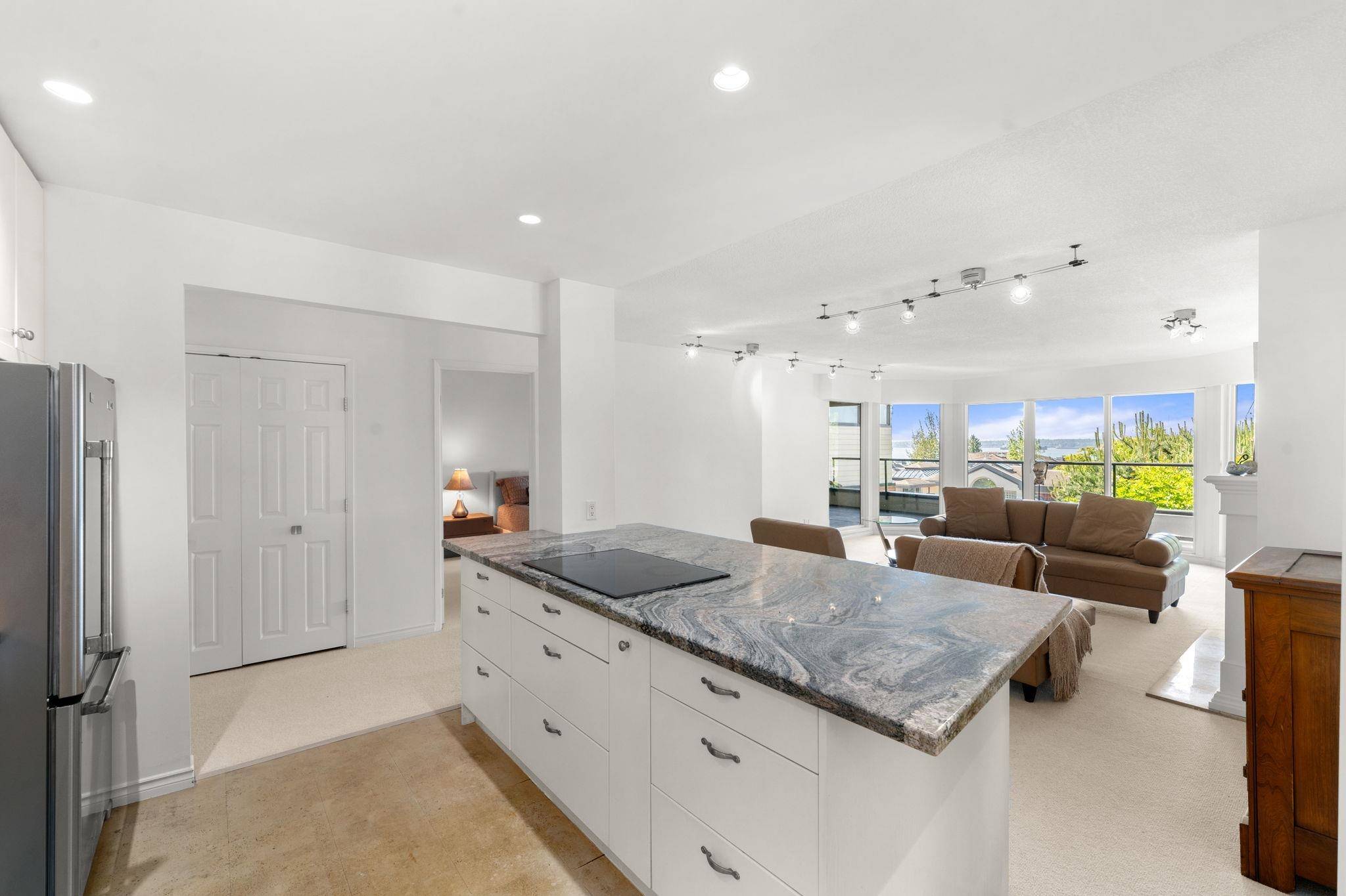 2408 Haywood AVE #201 West Vancouver, BC V7V 1Y1