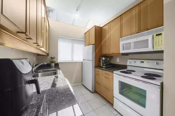 827 W 16 ST #302, North Vancouver, BC V7P 1R2