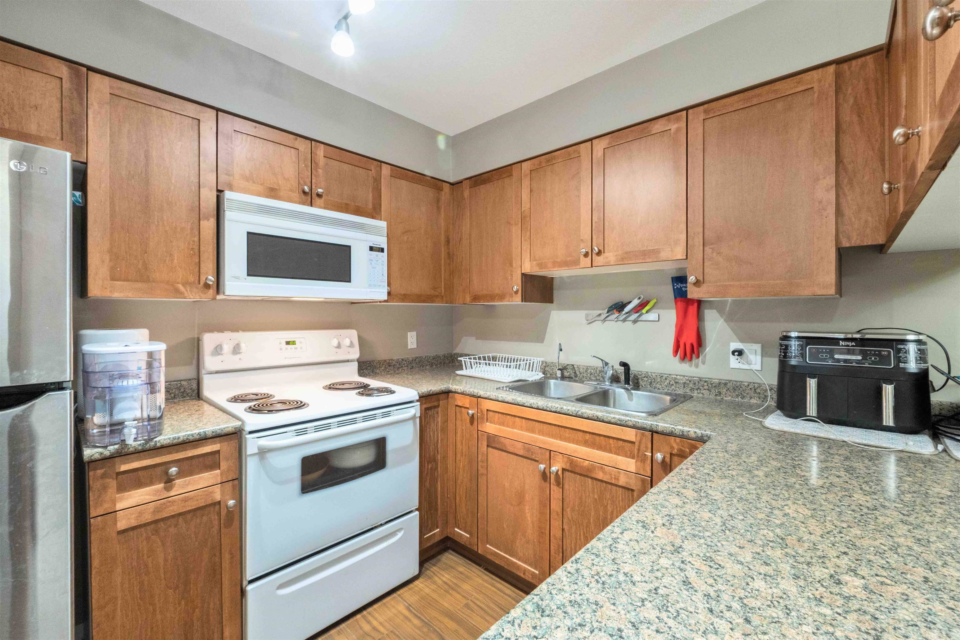 Abbotsford, BC V2S 2J9,33960 Old Yale RD #101