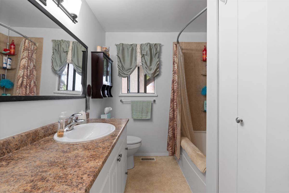 11829 218 ST Maple Ridge, BC V2X 7W1
