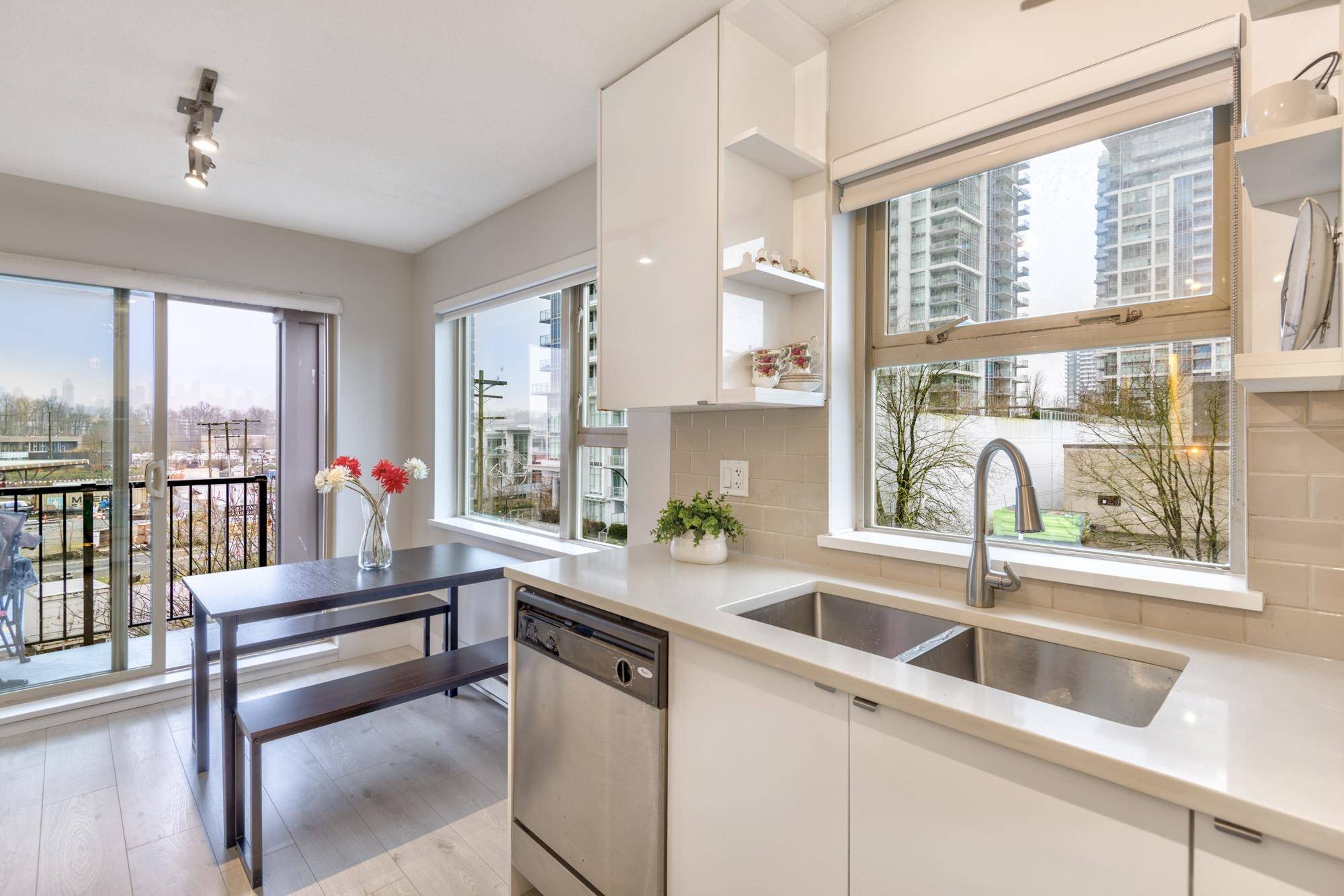 Burnaby, BC V5C 0A9,4728 Dawson ST #305
