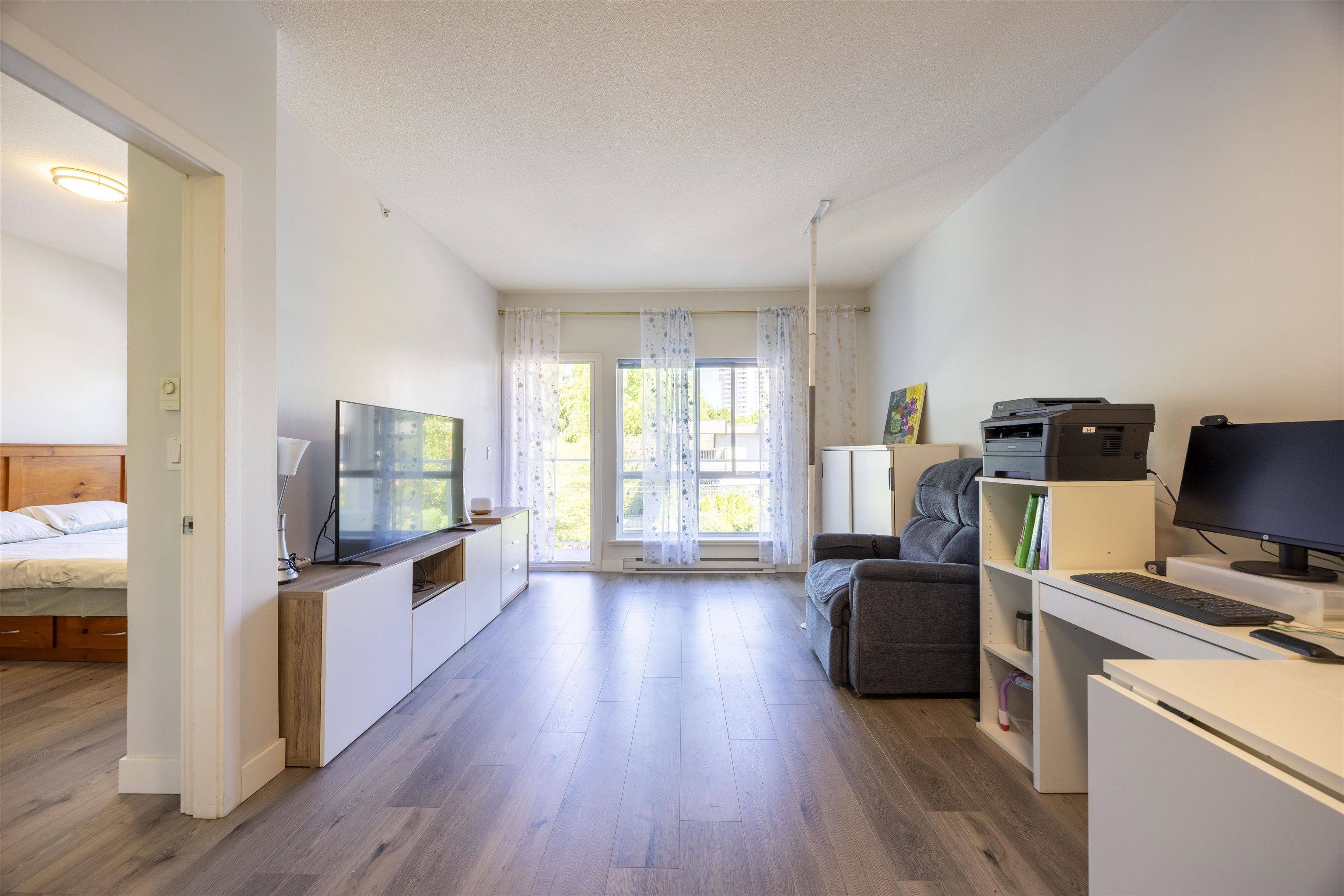 Burnaby, BC V5H 2M2,5655 Inman AVE #310