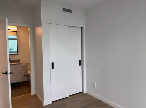 13685 102 AVE #1611 Surrey, BC V3T 1N7