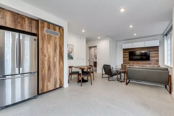 Vancouver, BC V6E 1H1,1170 Barclay Street #207