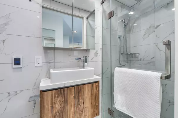 1170 Barclay Street #207 Vancouver, BC V6E 1H1