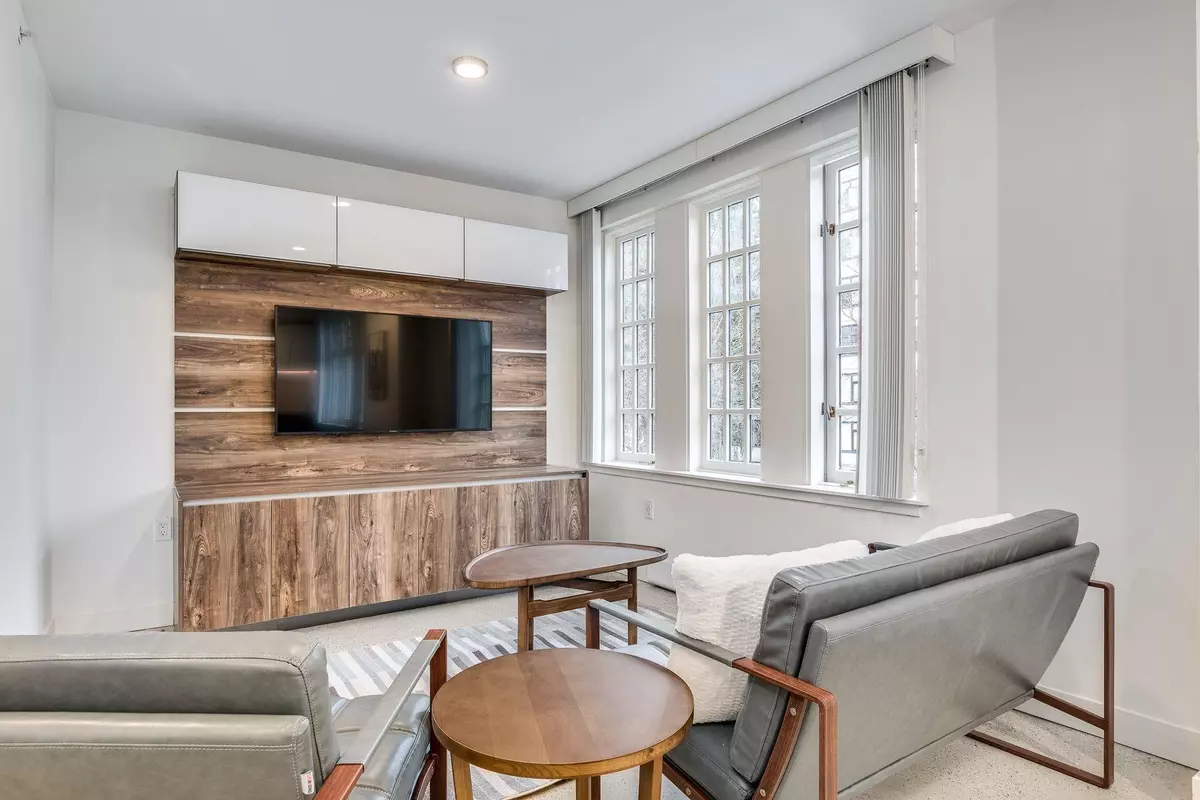 Vancouver, BC V6E 1H1,1170 Barclay Street #207