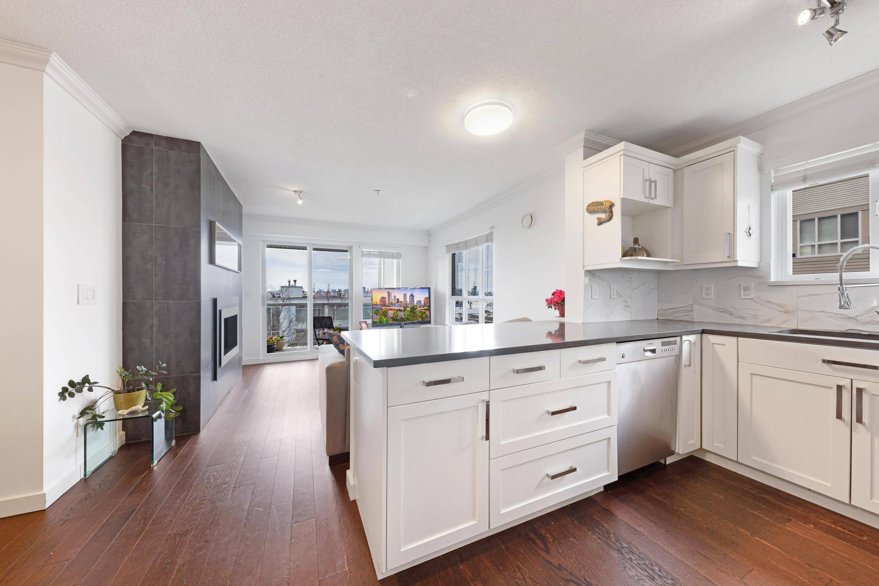 365 E 1st ST #213 North Vancouver, BC V7L 4W5
