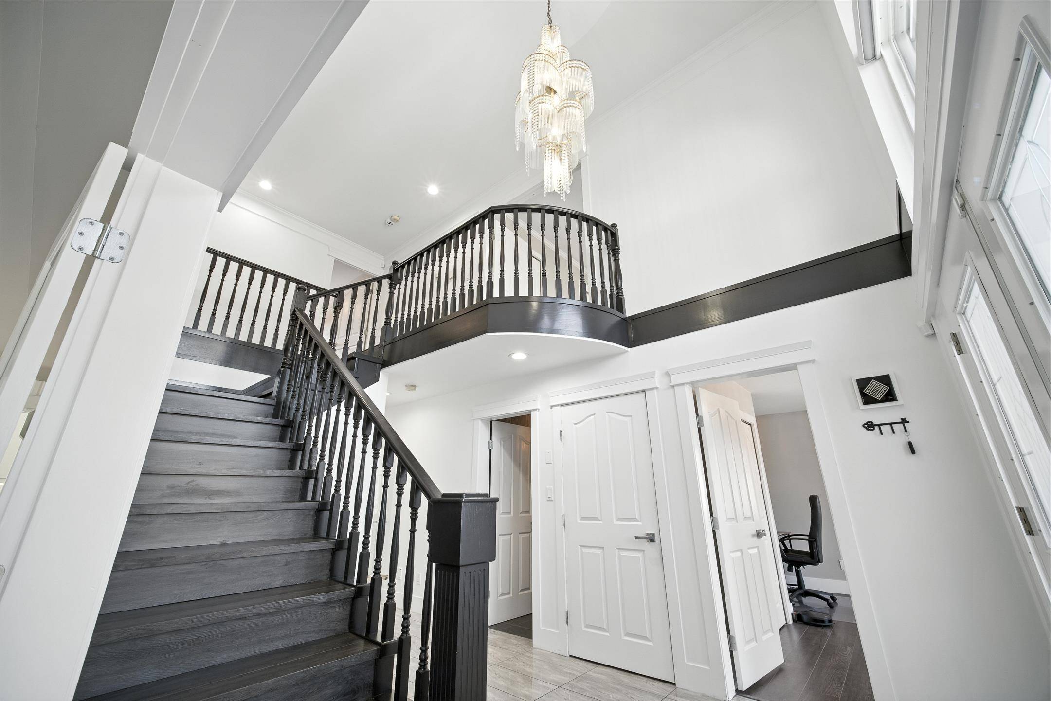 Burnaby, BC V3N 3T3,7563 1st ST