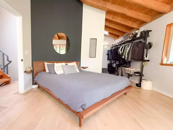 901 Windjammer RD Bowen Island, BC V0N 1G2