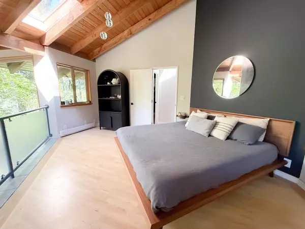 901 Windjammer RD Bowen Island, BC V0N 1G2