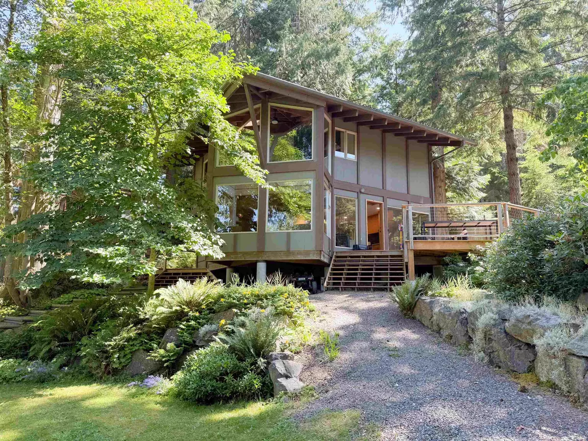 Bowen Island, BC V0N 1G2,901 Windjammer RD