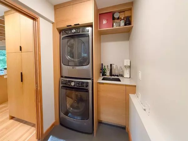 901 Windjammer RD Bowen Island, BC V0N 1G2