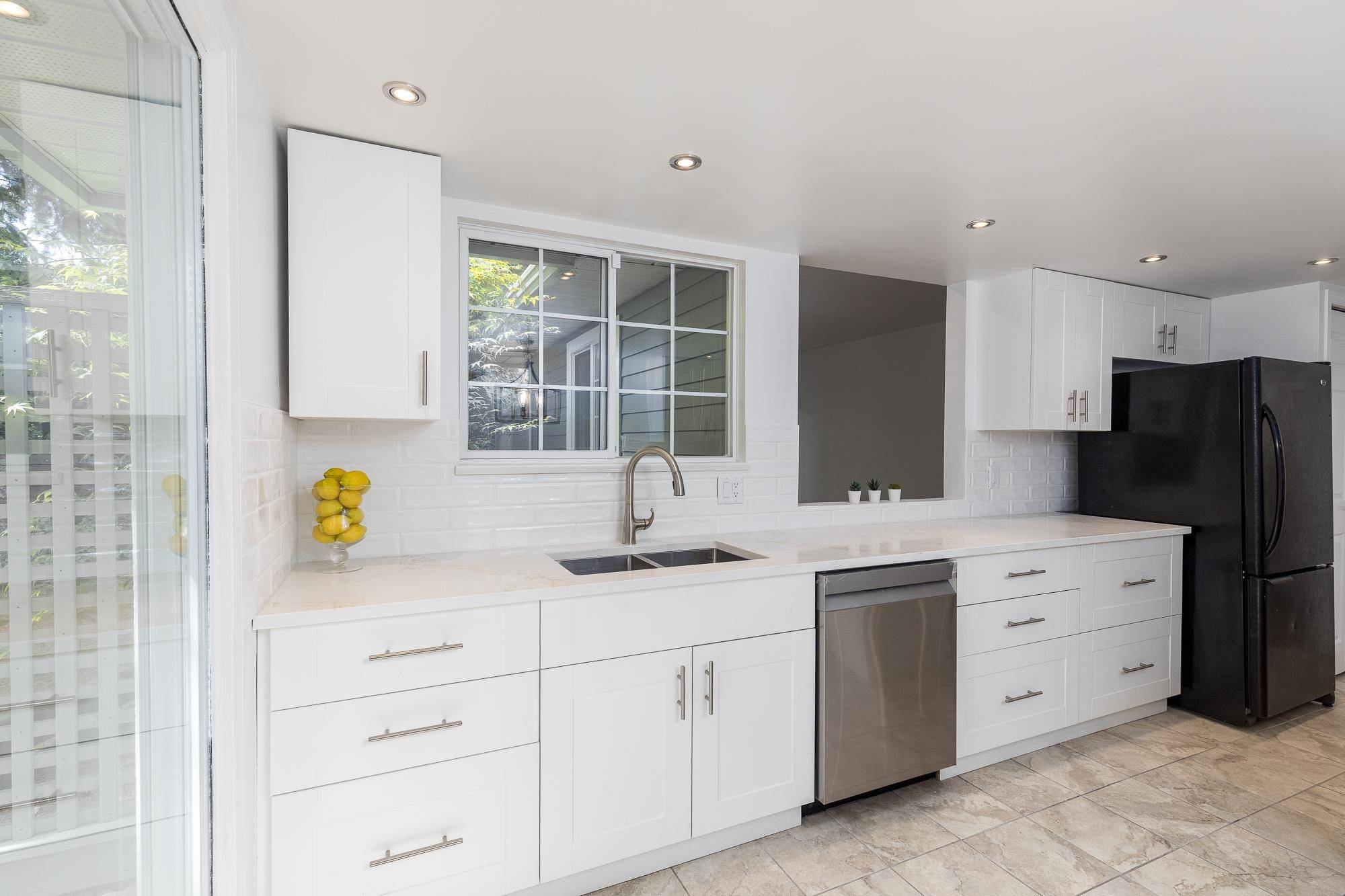 Surrey, BC V4A 1H2,16335 14 AVE #101