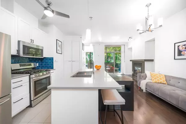 983 Richards ST, Vancouver, BC V6B 3B6