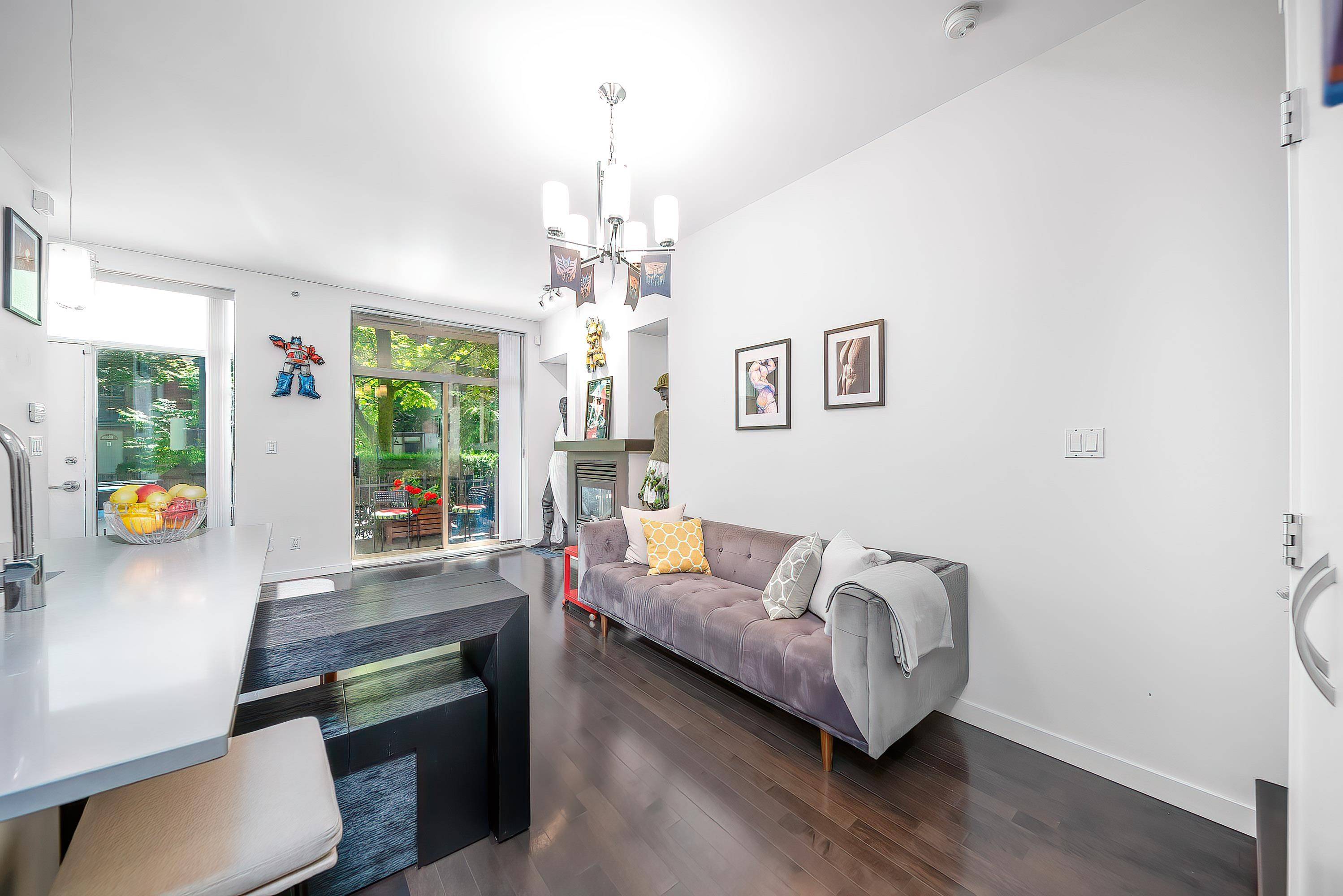 983 Richards Vancouver, BC V6B 3B6