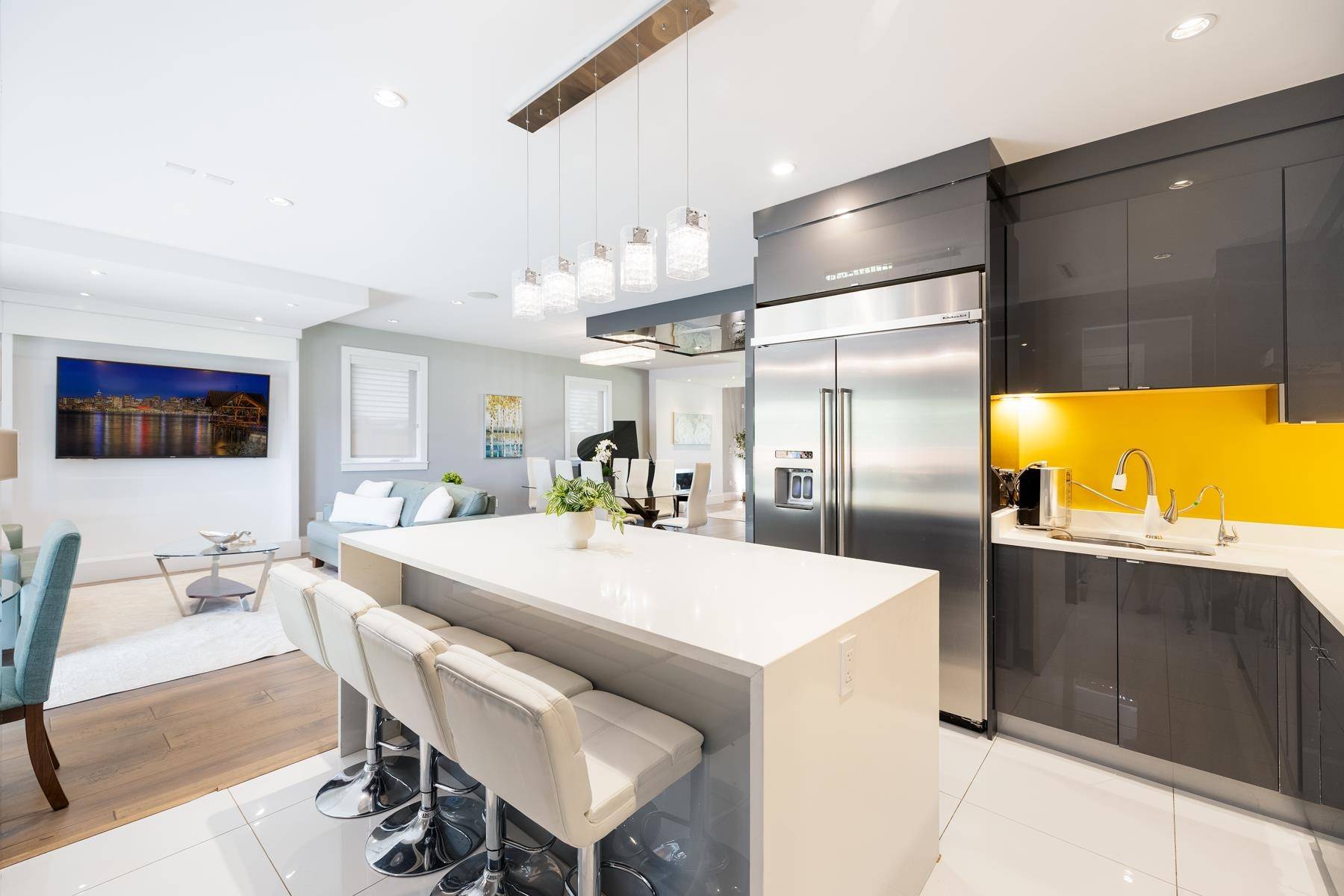 2553 Western AVE North Vancouver, BC V7N 3L2