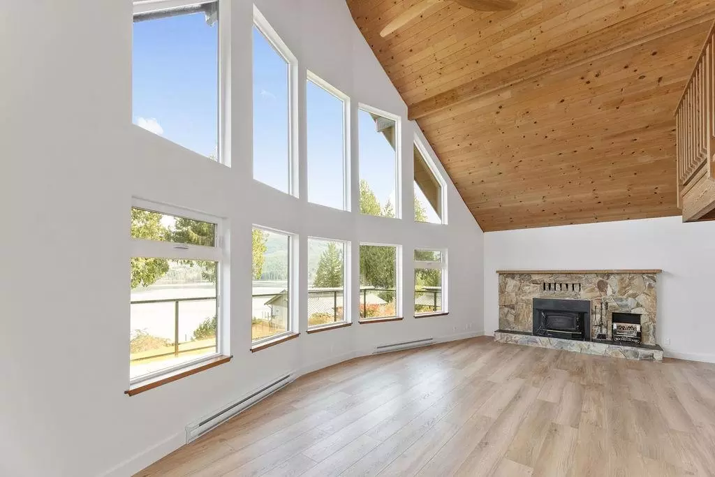 Sechelt, BC V7Z 0L5,6176 South Gale AVE
