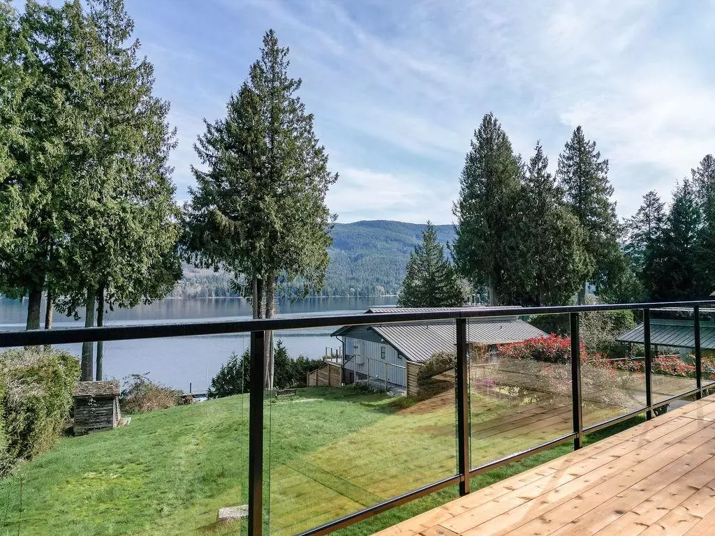 Sechelt, BC V7Z 0L5,6176 South Gale AVE