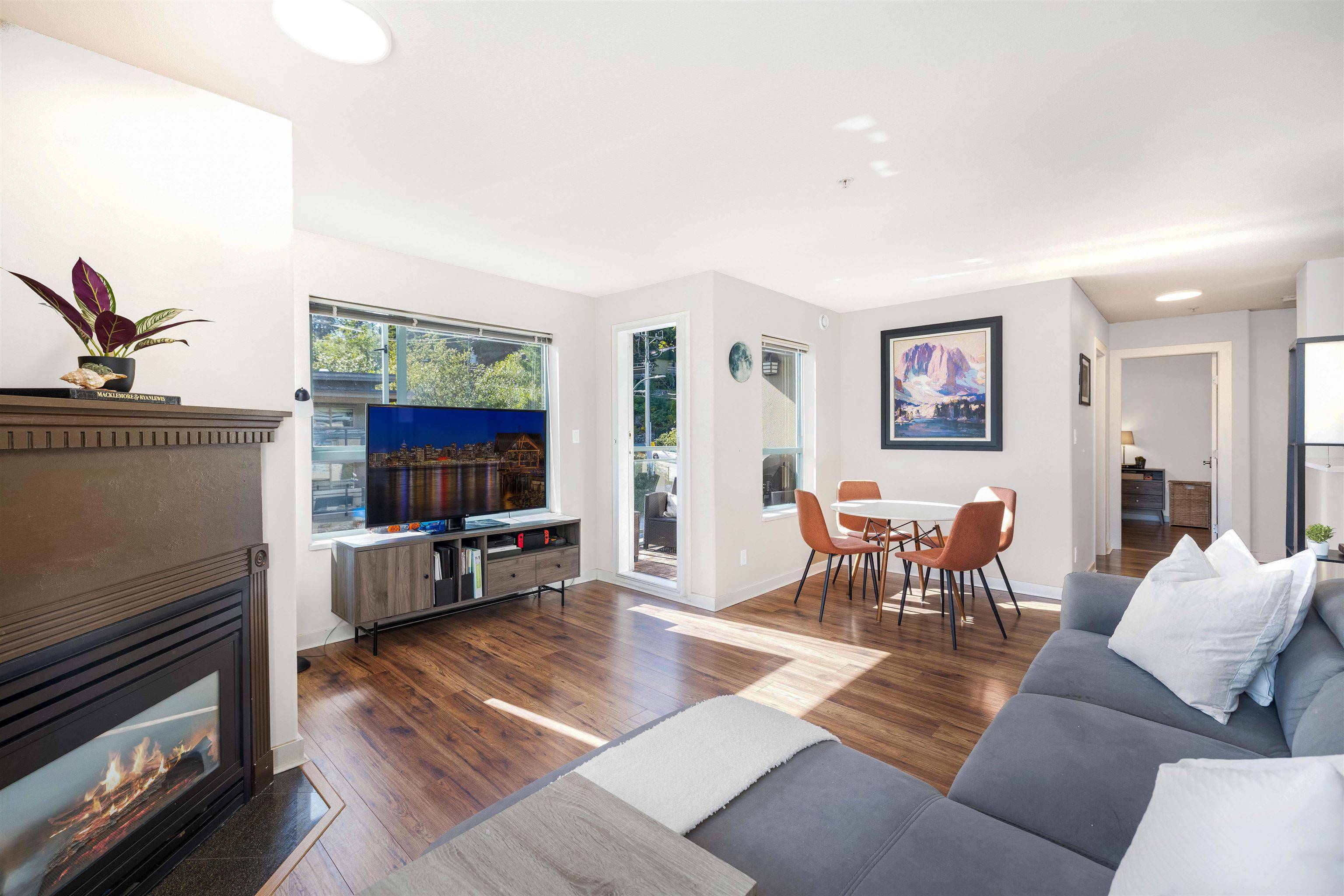 1085 W 17th ST #302, North Vancouver, BC V7P 3R3