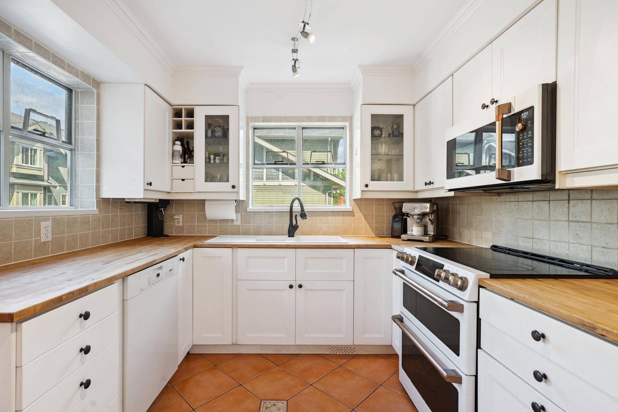 3347 Dewdney Trunk RD #2 Port Moody, BC V3H 2E4