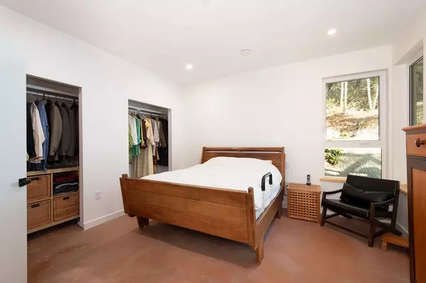 1580 Evergreen LN Bowen Island, BC V0N 1G2