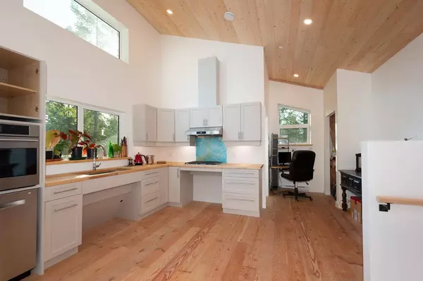 Bowen Island, BC V0N 1G2,1580 Evergreen LN