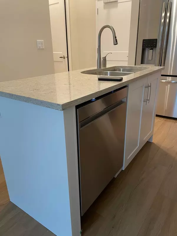 Surrey, BC V3T 0R7,11077 Ravine RD #110