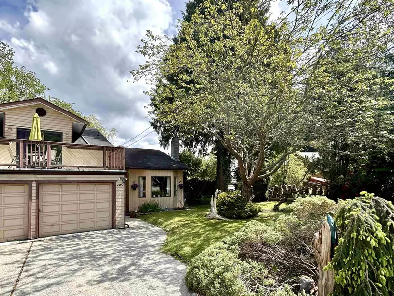 729 Maplewood LN, Gibsons, BC V0N 1V8