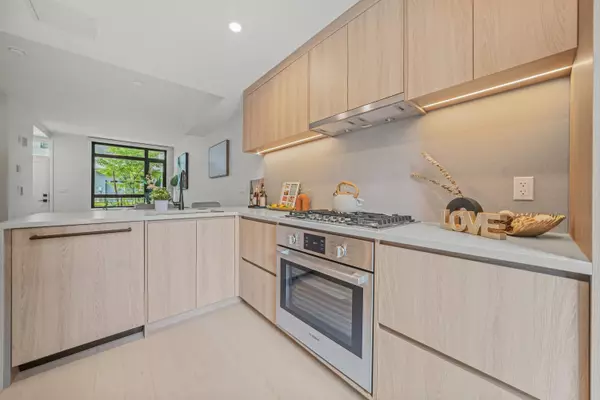 Vancouver, BC V6M 2W4,6352 Oak ST