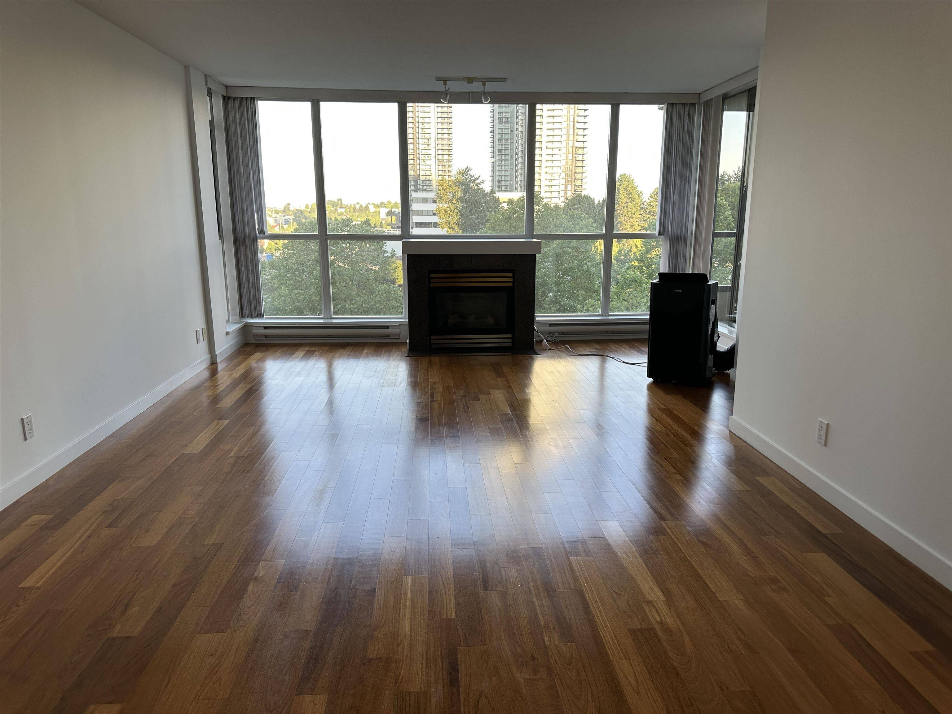 Burnaby, BC V5C 6T6,2138 Madison AVE #604