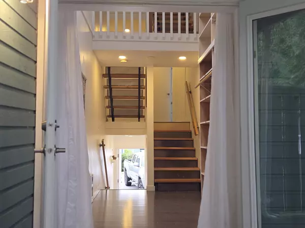Gibsons, BC V0N 1V7,822 Gibsons WAY #4