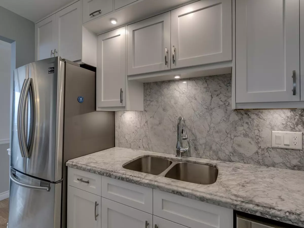 Burnaby, BC V5C 6C7,3920 Hastings ST #902